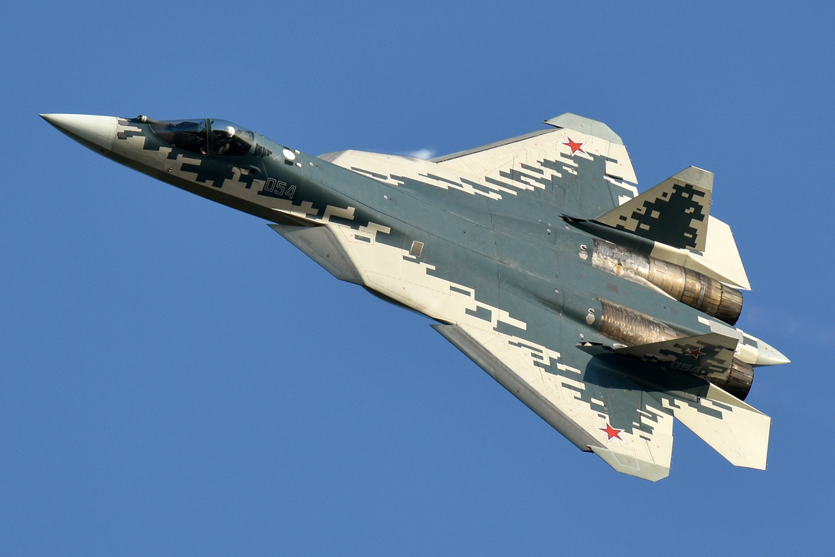 EE.UU. y Rusia exponen sus aviones de combate en el mismo show aéreo en Egipto
