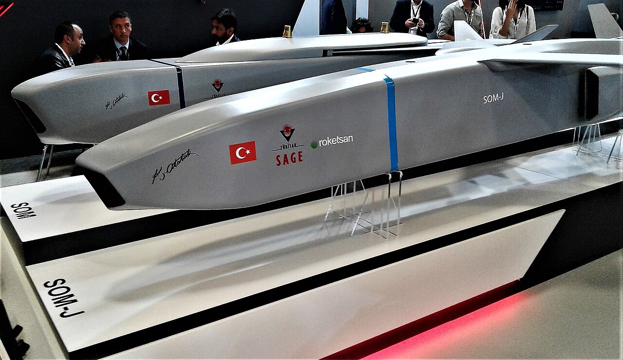 El drone Bayraktar Akinci lanzó por primera vez el misil balístico supersónico İHA-300