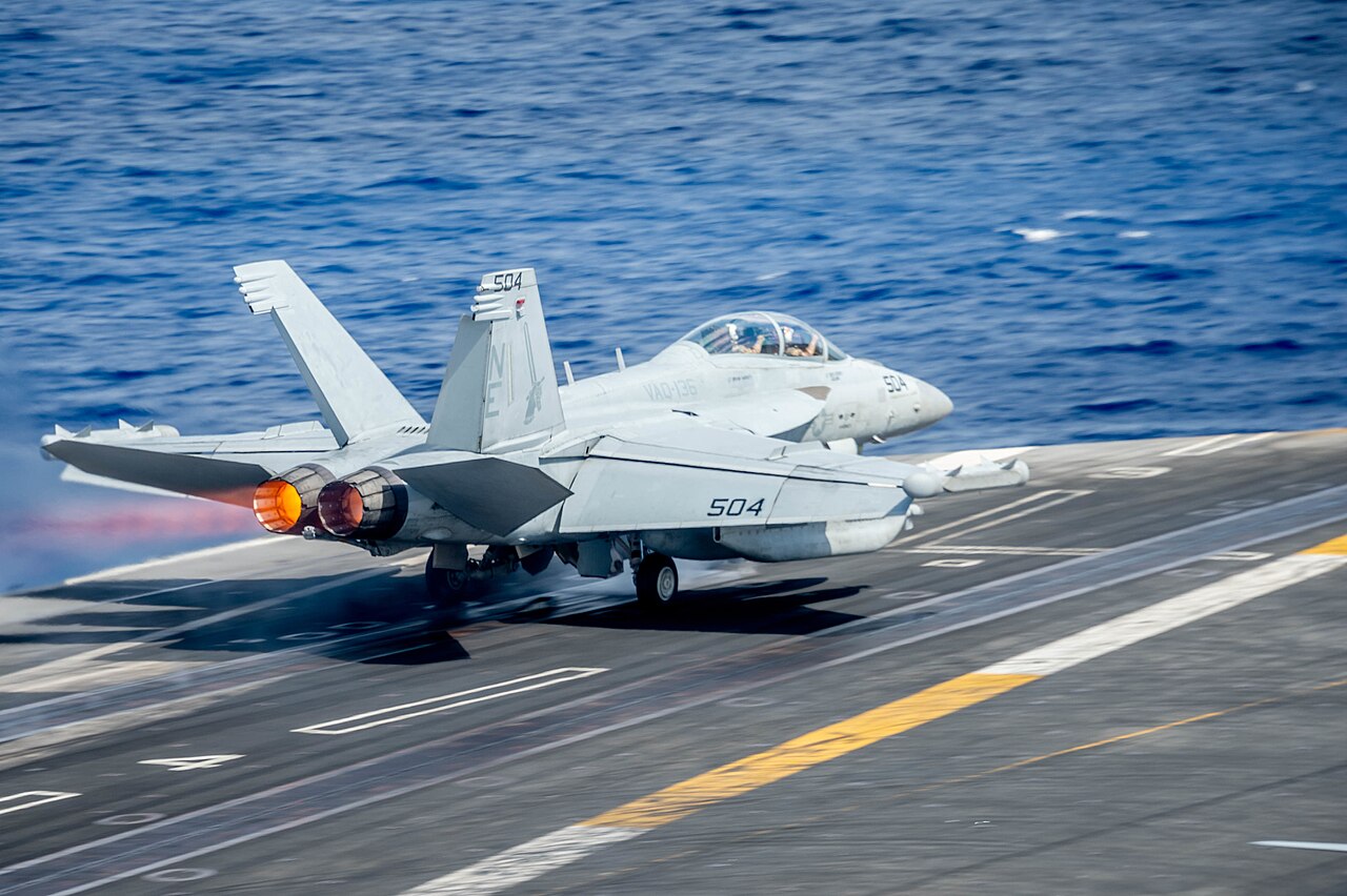 Un EA-18G Growler cayó al Atlántico desde el portaaviones Eisenhower tras fallar el sistema de frenado
