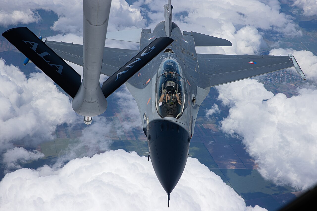 F-16 rumanos derribaron dos drones Geran-4 rusos que ingresaron a su espacio aéreo