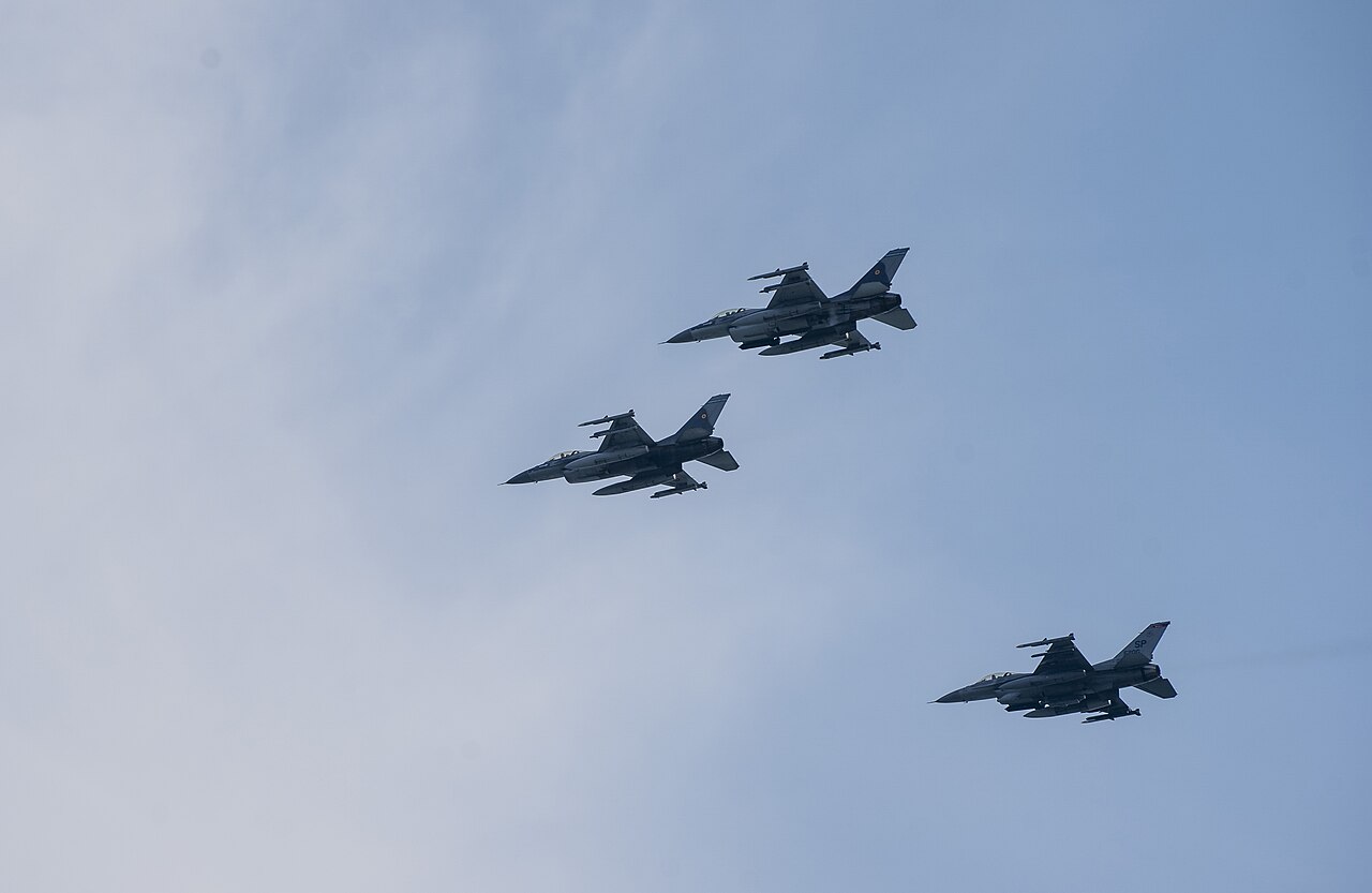 AMRAAM y KC-135: el programa F-16 argentino avanza en armamento y en el cruce del Atlántico