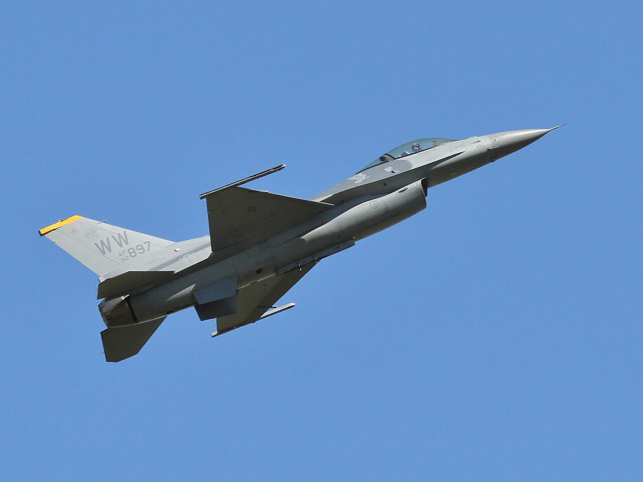 La Fuerza Aérea de EE.UU. estudia armar bombarderos para misiones aire-aire ante la escasez de cazas