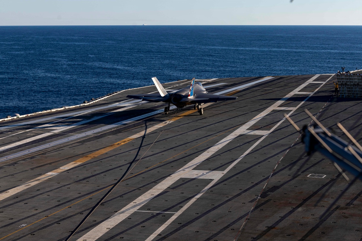 El F-35C aterrizó por primera vez en un portaaviones de clase Ford