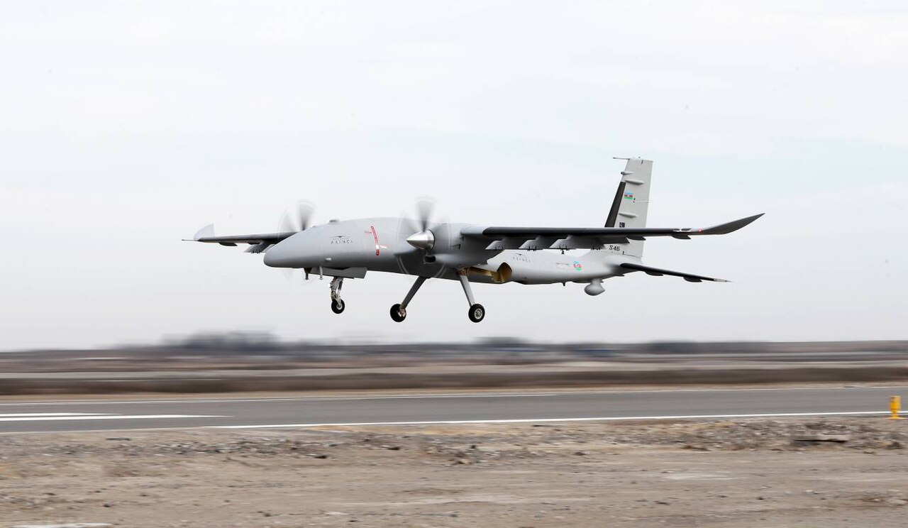 El drone Bayraktar Akinci lanzó por primera vez el misil balístico supersónico İHA-300