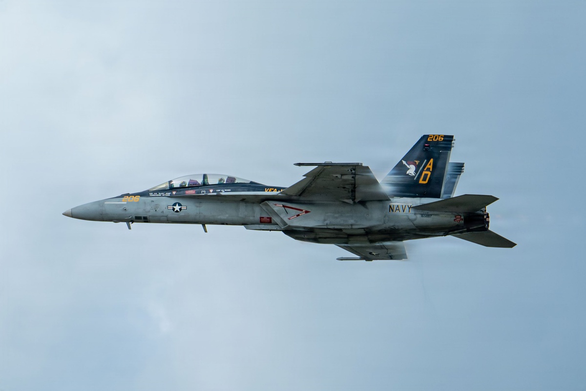 Un F/A-18F de la Armada estadounidense regresó con la marca de un submarino iraní destruido