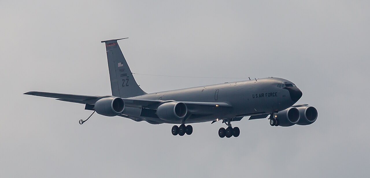 AMRAAM y KC-135: el programa F-16 argentino avanza en armamento y en el cruce del Atlántico