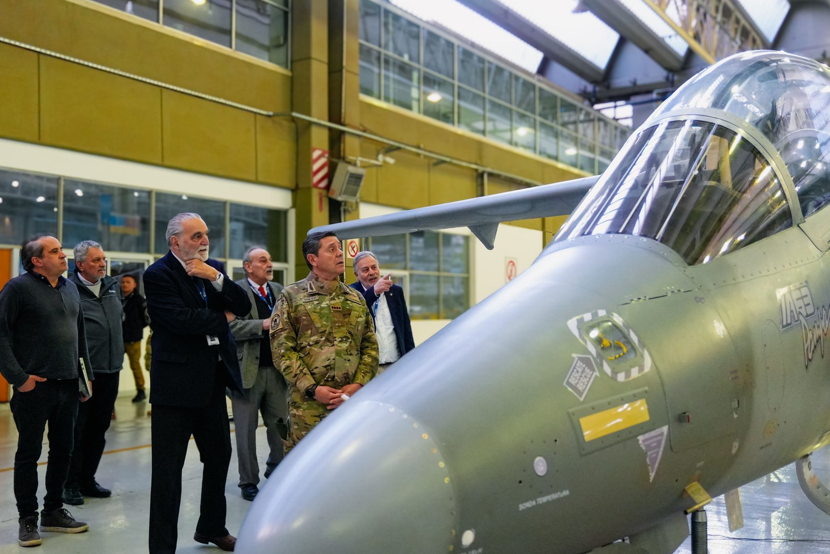 El ministro de Defensa visitó Fadea y la Armada licita un buque con capacidad polar