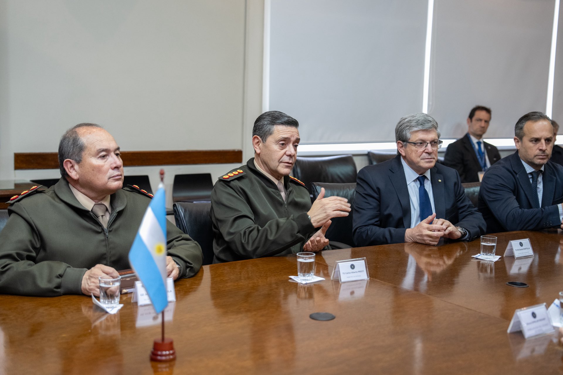 Argentina firma un acuerdo de defensa con Israel y avanza en la compra de submarinos con financiamiento europeo