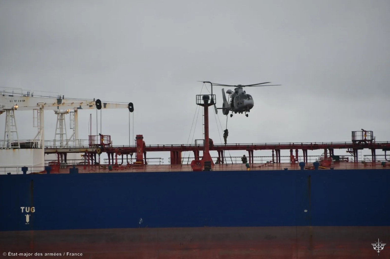 La Marina francesa abordó un petrolero de la flota fantasma rusa en el océano Índico