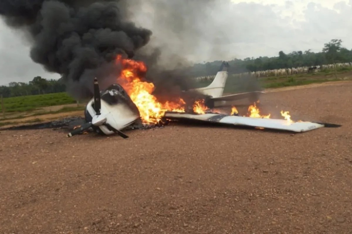 Brasil interceptó un Cessna boliviano con un A-29 Super Tucano: el piloto quemó la aeronave y huyó